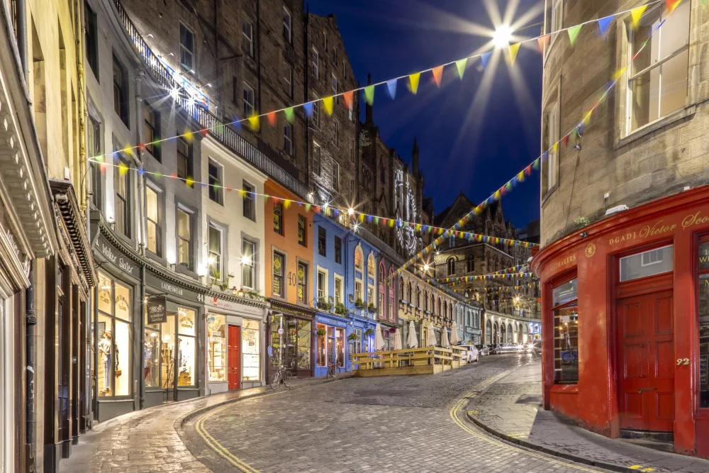 Viola, Melanie: Okouzlující večerní dojem ve West Bow,Victoria Street