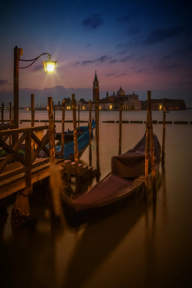 Viola, Melanie: VENEDIG-Gondeln während der Blauen Stunde