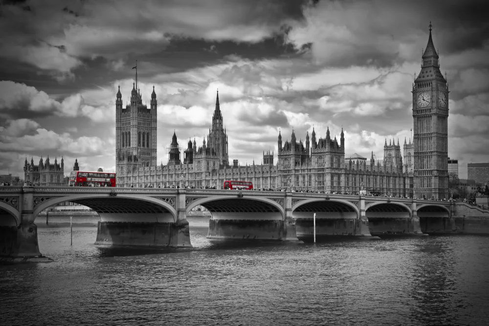Viola, Melanie: Londoner Parlamentsgebäude und rote Busse