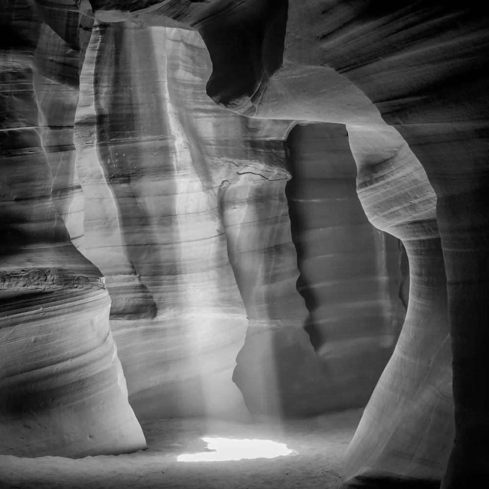 Viola, Melanie: MONOCHROME ANTELOPE CANYON Wunderschöner Lichtstrahl