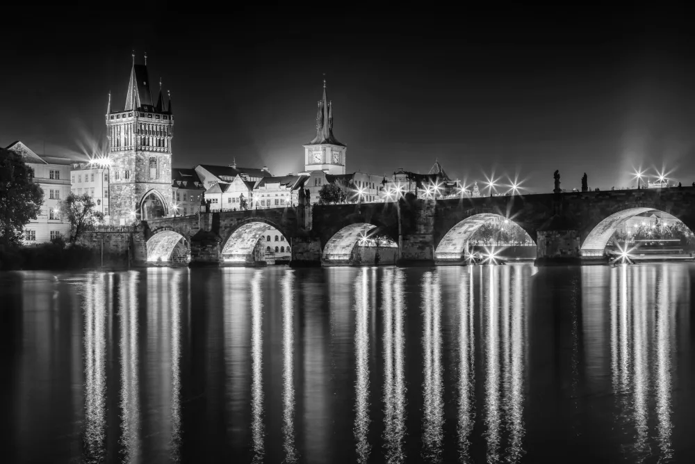 Viola, Melanie: Nachteindruck der Karlsbrücke in Prag - Monochrom