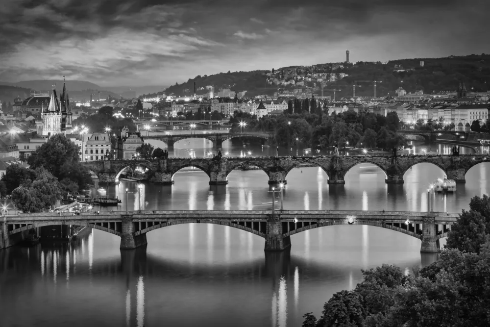 Viola, Melanie: Vista serale sui ponti della Moldava a Praga - Monocromatico