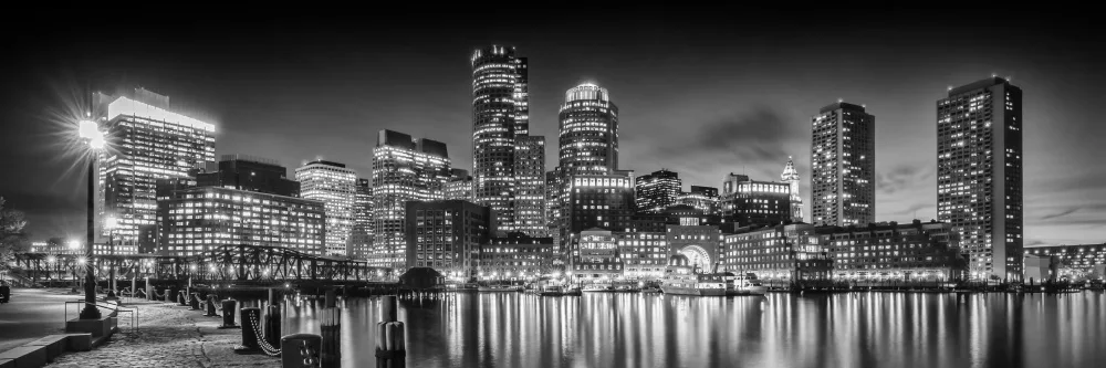 Viola, Melanie: BOSTON Fan Pier Park & Skyline am Abend – Monochromes Panorama