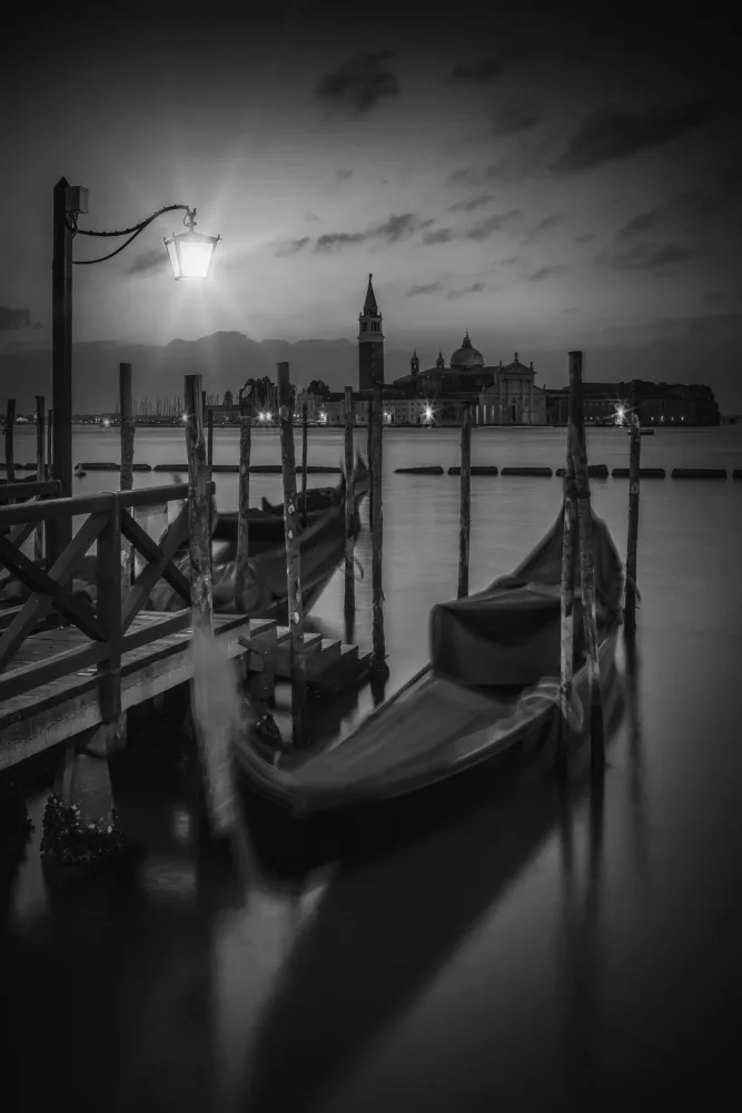 Viola, Melanie: VENEDIG Gondeln bei Sonnenaufgang in Schwarz und Weiß