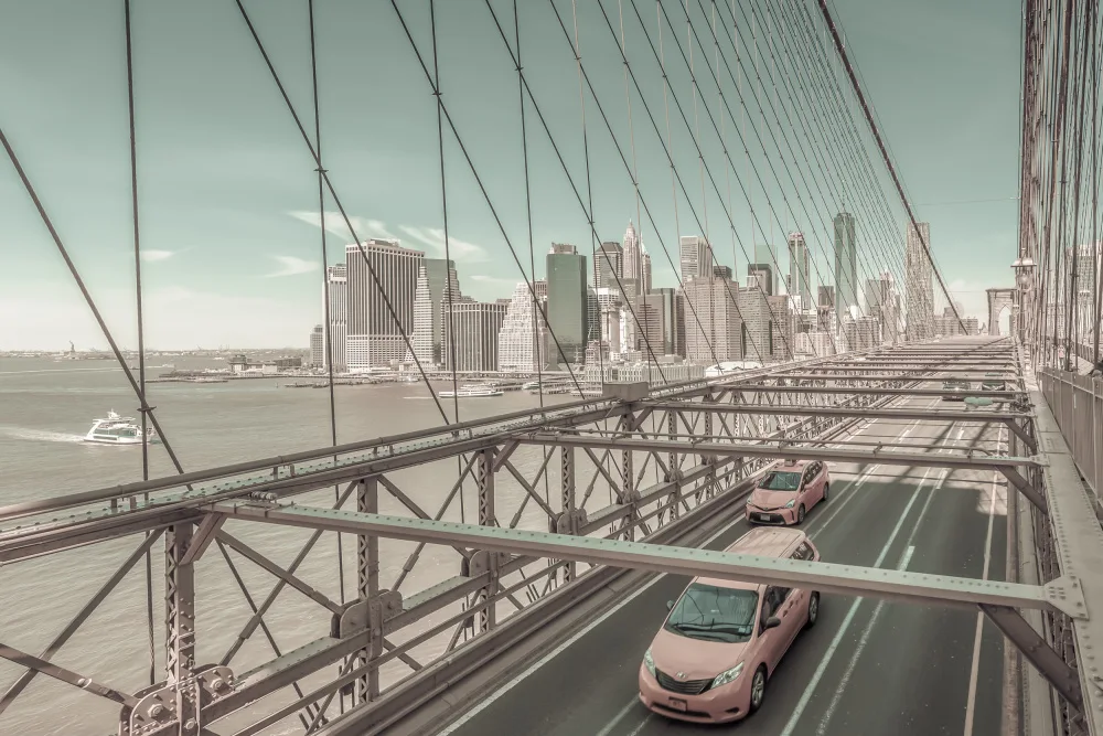 Viola, Melanie: Blick auf die Brooklyn Bridge mit Verkehr | Urbaner Vintage-Stil