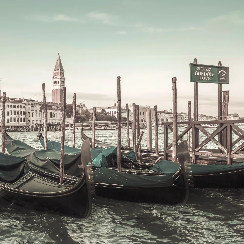 Viola, Melanie: Venedig Canal Grande und Gondeln | Urbaner Vintage-Stil