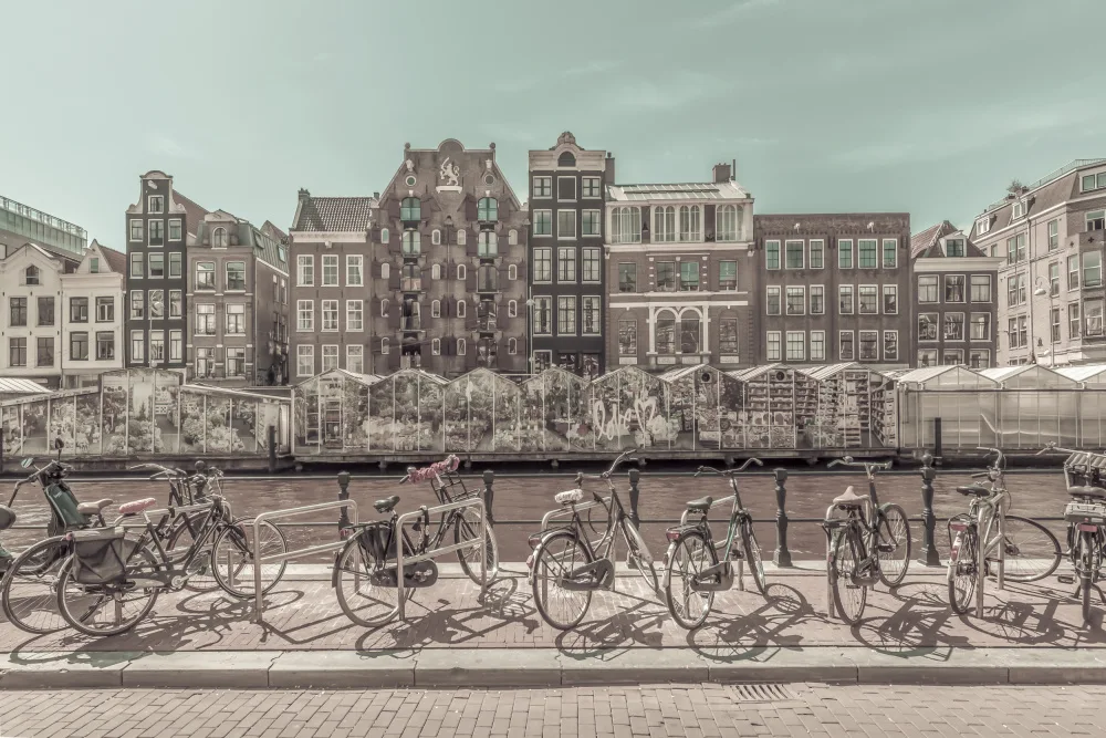 Viola, Melanie: AMSTERDAM Singel-Kanal mit Blumenmarkt | Urbaner Vintage-Stil
