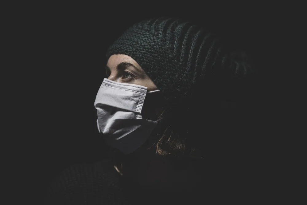 akyurt, engin: una donna protetta dal coronavirus con una maschera