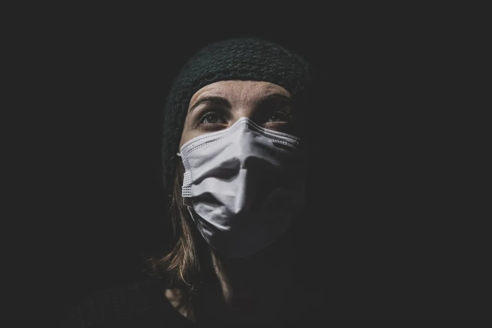 akyurt, engin: una donna protetta dal coronavirus con una maschera