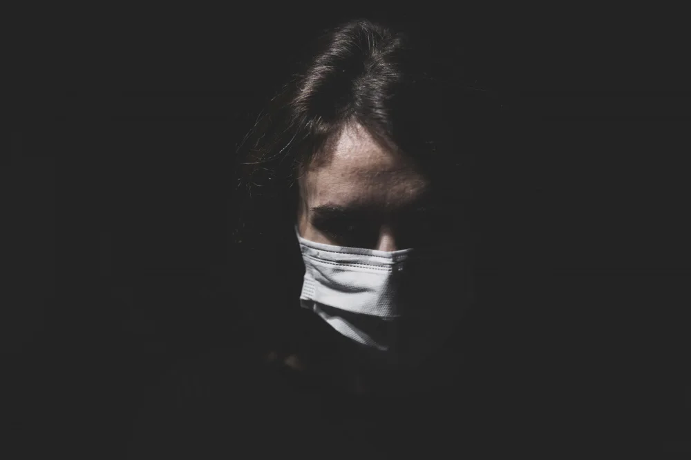 akyurt, engin: žena chráněná před koronavirem maskou