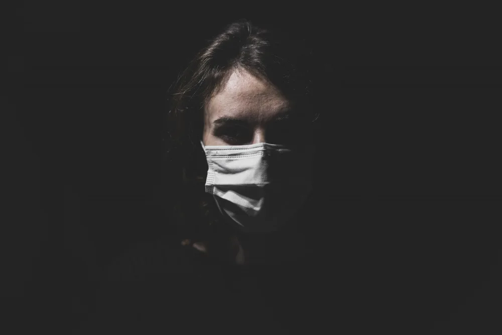 akyurt, engin: una donna protetta dal coronavirus con una maschera