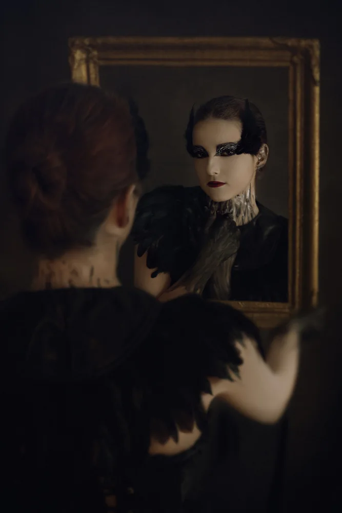 Arhire, Raluca: Through the looking glass