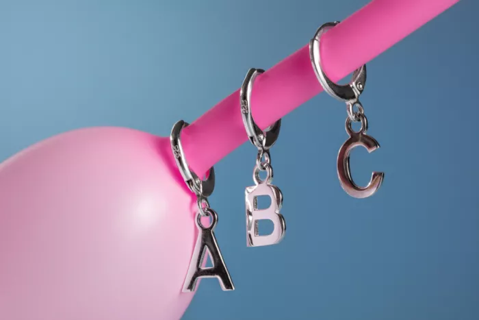 Ramiro, Julia: Charmes alphabétiques et ballon