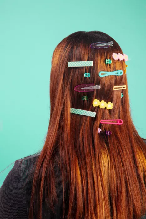 Ramiro, Julia: Barrettes sur cheveux rouges
