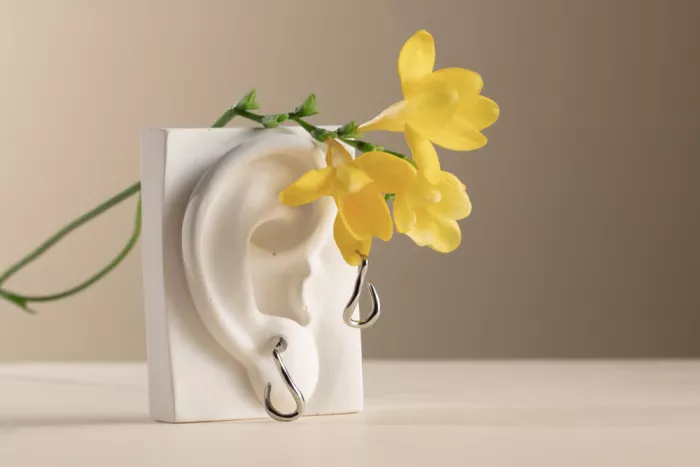 Ramiro, Julia: Blumen- und Ohrskulptur
