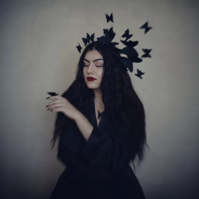 Arhire, Raluca: Enchantress