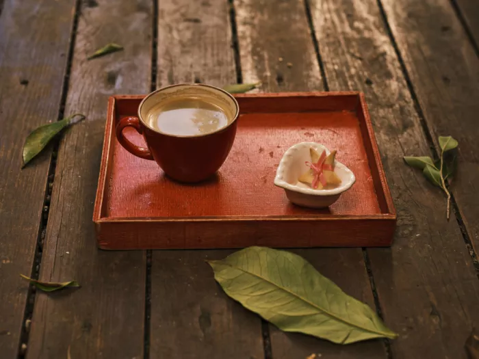 akyurt, engin: Un caffè caldo e fresco su un vassoio di legno rosso