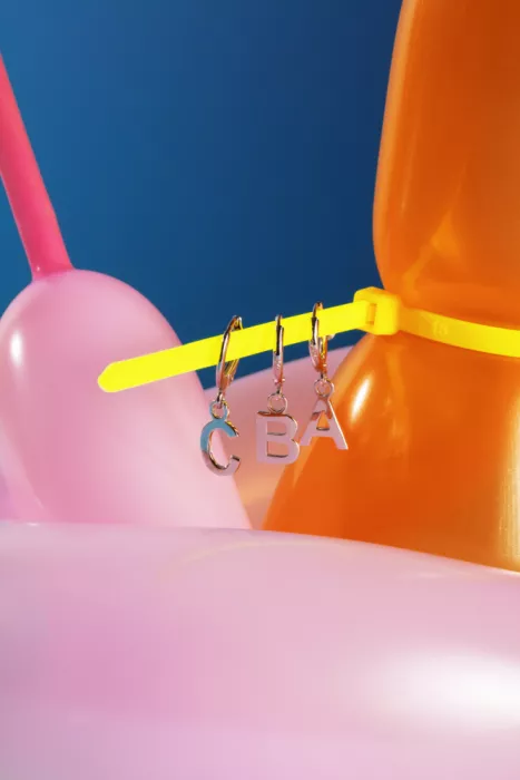 Ramiro, Julia: Briefohrringe und Ballons