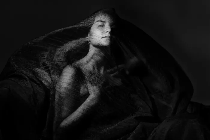 Raga, Gil Joan: Nuria in bianco e nero
