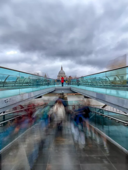 Dixon, Colin: St Pauls und die Millennium Bridge in Bewegung