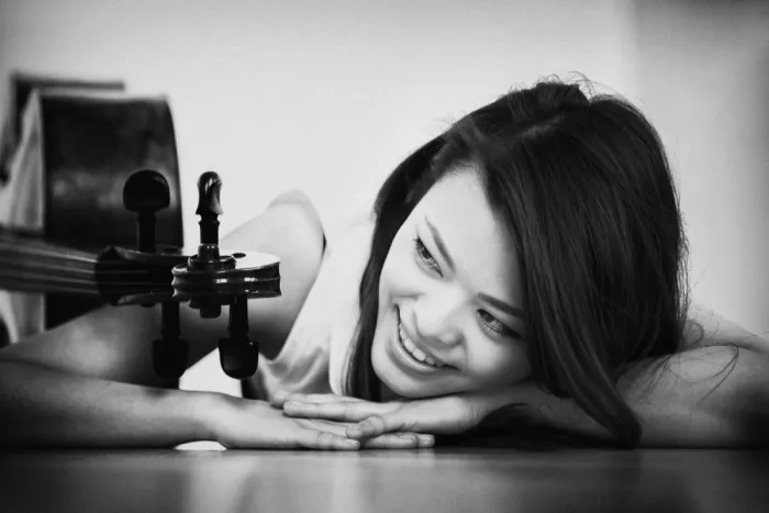 Yamamoto, Eiji: Musikerin beim Entspannen