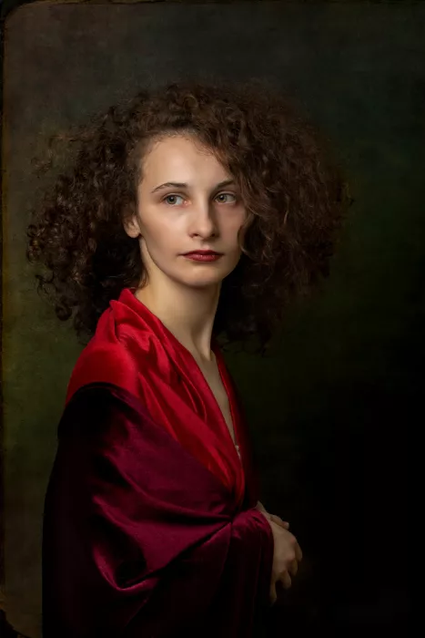 Onofras, Ionel: Jeune femme en velours rouge