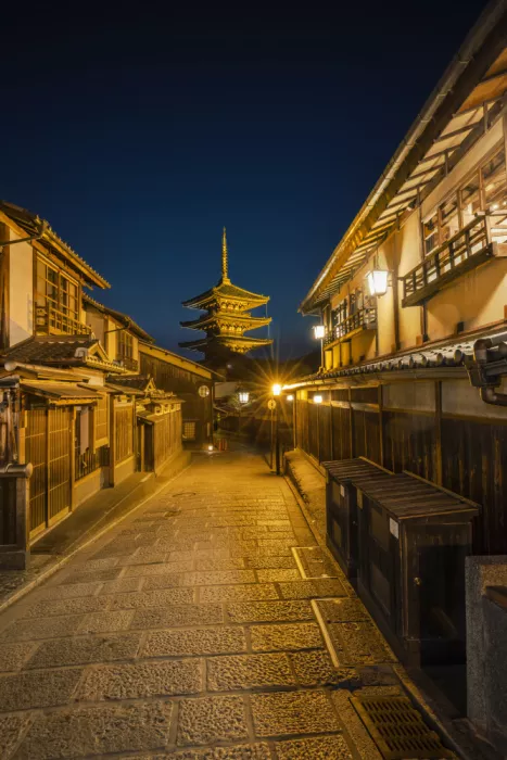 Viola, Melanie: Historické Kyoto s pagodou Yasaka večer
