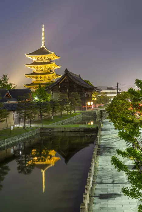 Viola, Melanie: Affascinante impressione del Tō-ji al tramonto