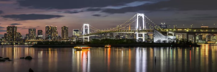 Viola, Melanie: Splendido Rainbow Bridge e skyline di Tokyo al tramonto – Panorama