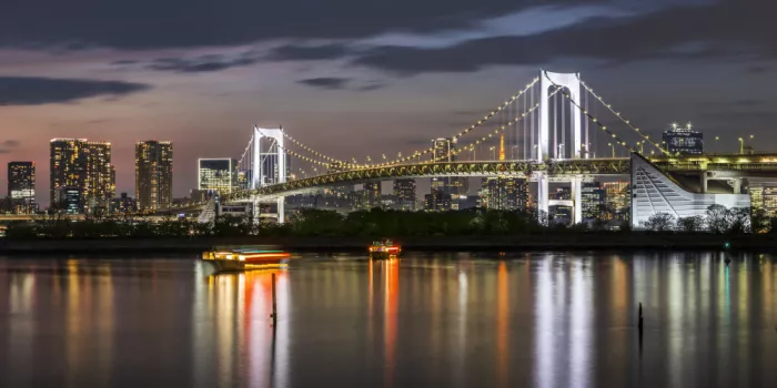Viola, Melanie: Bezaubernde Rainbow Bridge und Tokioter Skyline bei Sonnenuntergang – Panorama