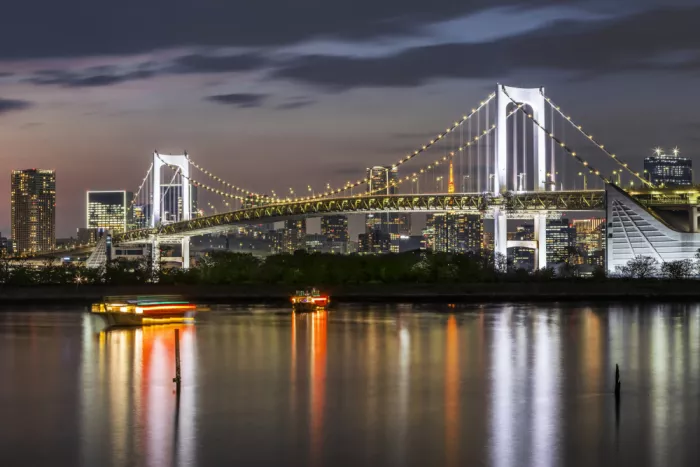 Viola, Melanie: Wunderschöne Rainbow Bridge und Tokioter Skyline bei Sonnenuntergang