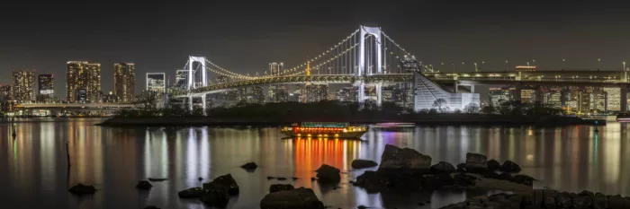 Viola, Melanie: Působivý Rainbow Bridge s tokijskou oblohou v západu slunce - Panorama