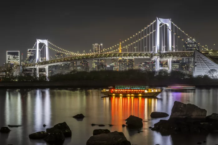 Viola, Melanie: Wunderschöne Rainbow Bridge mit Tokioter Skyline am Abend