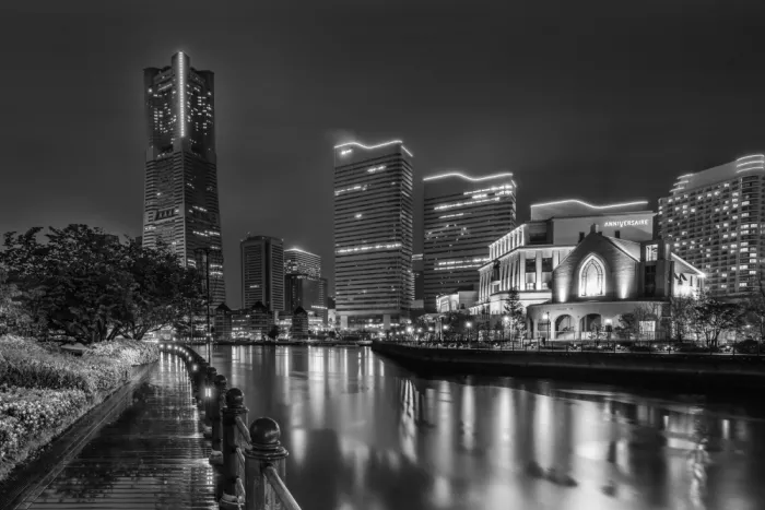 Viola, Melanie: Faszinierende Yokohama-Skyline bei Nacht - Monochrom