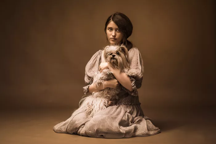 MATTY, TOV MAZAL: Una ragazza con un cane