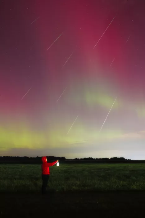 Liang, Junbo: Northern Light & Meteor Shower