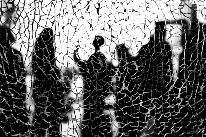 Raif, Joshua: À travers le verre brisé