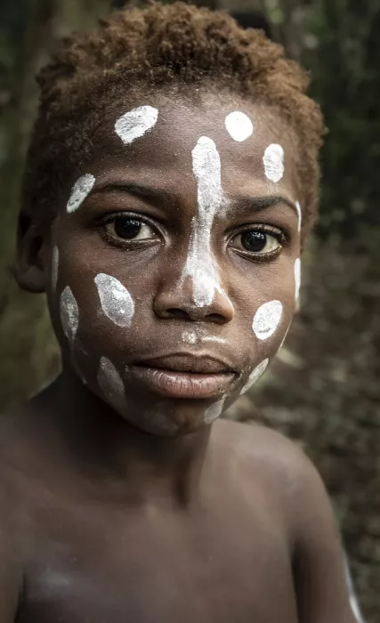 Molina, Elena: Junger Junge aus den letzten Clans der Baka-Pygmäen, Kamerun