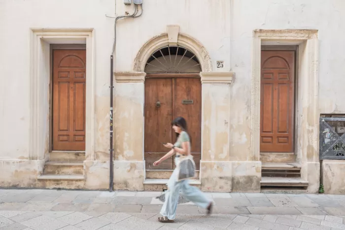 Photolovers: Donna italiana che cammina per la strada