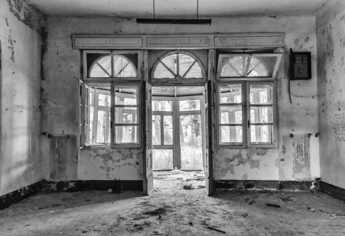 Sol, Emanuela: Urbex (antico portico)