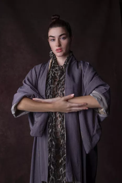 Raga, Gil Joan: Sara in kimono