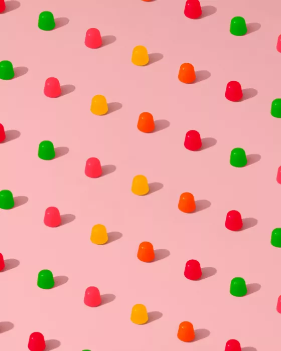 Windeknecht, Tom: Dots Candy Gum Drops - Wiederholendes Muster auf rosa Hintergrund