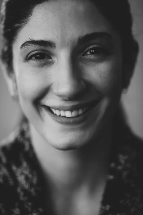 akyurt, engin: Ritratto di una ragazza sorridente
