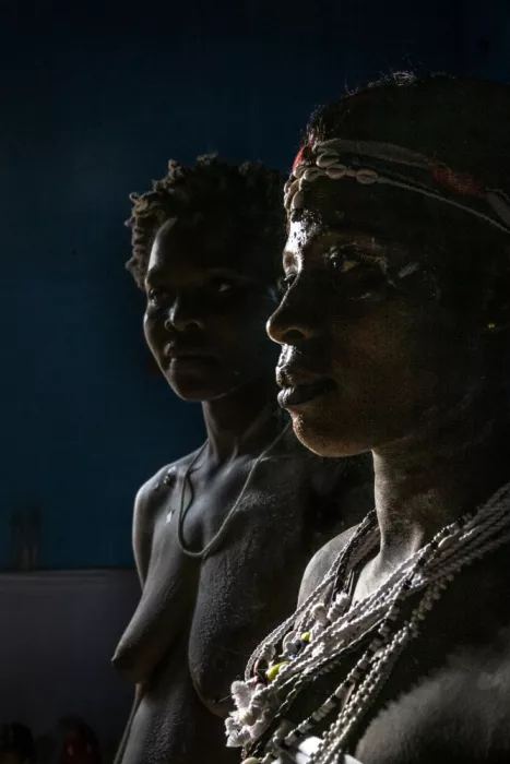 Molina, Elena: Priesterinnen bereit für die Agni-Zeremonie, Elfenbeinküste