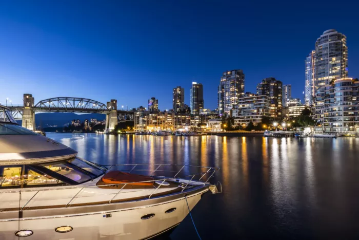 Viola, Melanie: Granville Island am Abend