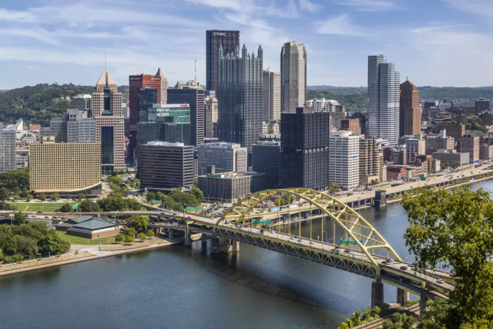 Viola, Melanie: Fort Pitt Bridge mit Pittsburghs Innenstadt