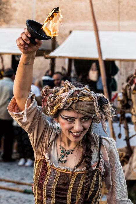 Melis, Maria Alberto: Artista di strada La discesa dei Giullari - Gurdulù Teatro-Pingouin Quotidien