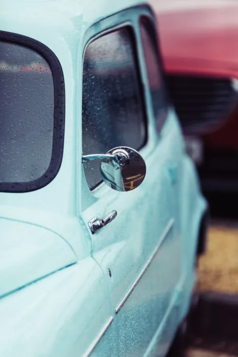 Pardina, Javier: Vintage blaues Auto mit Regentropfen