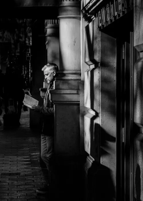 Mareel, Rudy: Perduto nelle pagine: Un momento monocromatico su Pg. de Gràcia