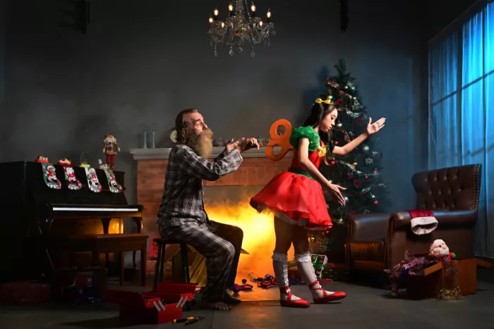 Aditya, Rawisyah: Réparation de la poupée de Noël de la fille